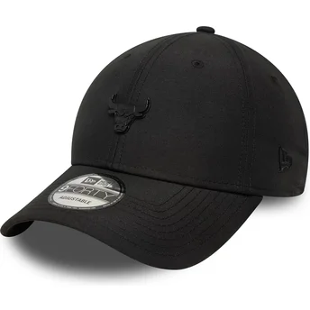Schwarze verstellbare 9FORTY Kappe mit gebogenem Schirm und Chicago Bulls NBA Pin von New Era