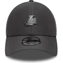 verstellbare-graue-9forty-kappe-mit-gebogenem-schirm-und-los-angeles-lakers-nba-pin-von-new-era