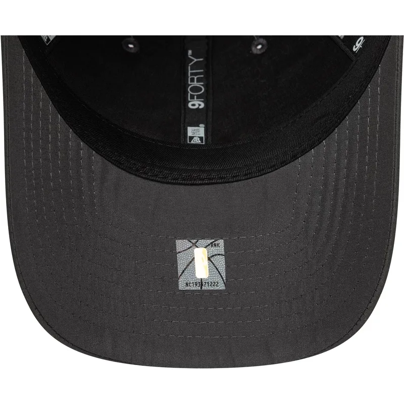 graue-verstellbare-curved-cap-9forty-pin-der-los-angeles-lakers-nba-von-new-era