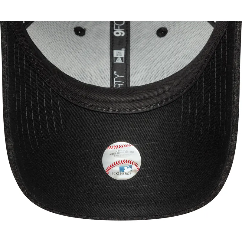 svart-kurvad-snapback-keps-9forty-melton-wool-fran-new-york-yankees-mlb-av-new-era