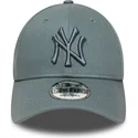 szara-czapka-z-zakrzywionym-daszkiem-regulowana-z-szarym-logo-9forty-league-essential-new-york-yankees-mlb-od-new-era
