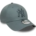 gra-justerbar-bojd-keps-med-gra-logotyp-9forty-league-essential-new-york-yankees-mlb-fran-new-era