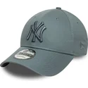 verstellbare-graue-curved-cap-mit-grauem-logo-9forty-league-essential-der-new-york-yankees-mlb-von-new-era