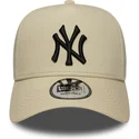 beige-gebogener-snapback-9forty-e-frame-side-patch-kappe-der-new-york-yankees-mlb-von-new-era