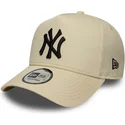 beige-gebogener-snapback-9forty-e-frame-side-patch-kappe-der-new-york-yankees-mlb-von-new-era
