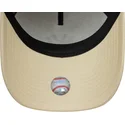 beige-gebogener-snapback-9forty-e-frame-side-patch-kappe-der-new-york-yankees-mlb-von-new-era