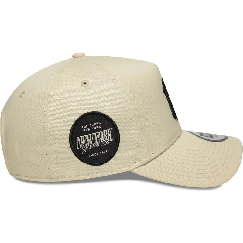 beige-gebogener-snapback-9forty-e-frame-side-patch-cap-der-new-york-yankees-mlb-von-new-era