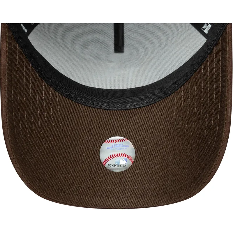 gron-och-brun-kurvad-keps-snapback-9forty-e-frame-suede-visor-los-angeles-dodgers-mlb-fran-new-era