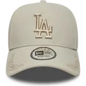 beige-bojd-snapbackkeps-med-beige-los-angeles-dodgers-mlb-logotyp-9forty-e-frame-tonal-icon-fran-new-era