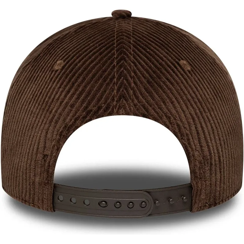braune-snapback-kappe-mit-gebogenem-schirm-9forty-e-frame-patch-cord-von-new-era