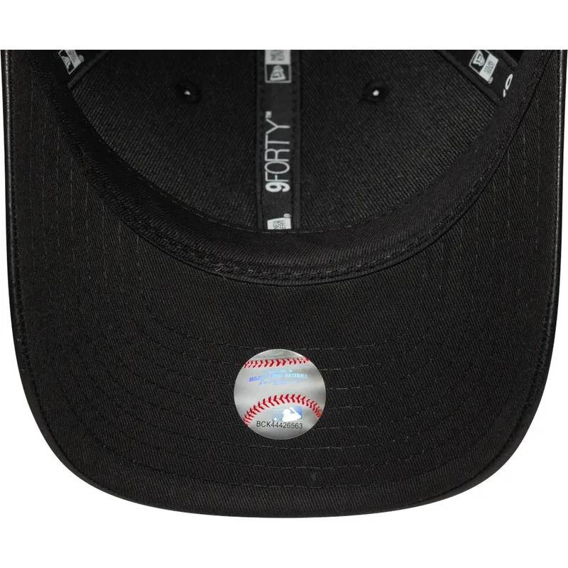svart-kurvad-snapback-keps-med-svart-logotyp-9forty-m-crown-pu-fran-new-york-yankees-mlb-av-new-era