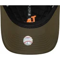 grune-verstellbare-curved-cap-mit-orangefarbenem-logo-9twenty-quilted-der-los-angeles-dodgers-mlb-von-new-era