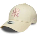 beige-verstellbare-damenkappe-mit-gebogenem-schirm-und-rosa-logo-9forty-league-essential-der-new-york-yankees-mlb-von-new-era