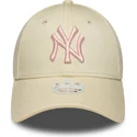 beige-verstellbare-damenkappe-mit-gebogenem-schirm-und-rosa-logo-9forty-league-essential-der-new-york-yankees-mlb-von-new-era