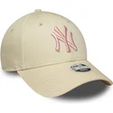 beige-verstellbare-damenkappe-mit-gebogenem-schirm-und-rosa-logo-9forty-league-essential-der-new-york-yankees-mlb-von-new-era
