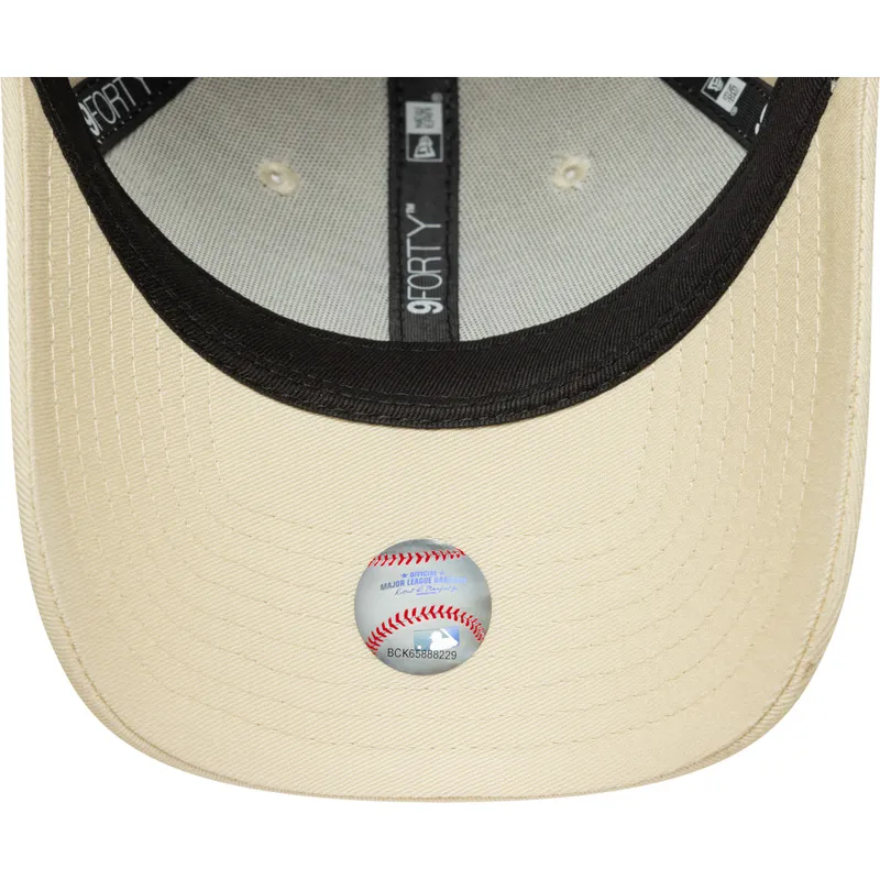 bezowa-regulowana-czapka-z-zakrzywionym-daszkiem-dla-kobiet-z-rozowym-logo-9forty-league-essential-new-york-yankees-mlb-new-era