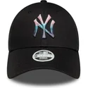 verstellbare-schwarze-damen-cap-mit-gebogenem-schirm-9forty-metallic-logo-der-new-york-yankees-mlb-von-new-era