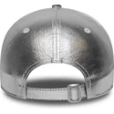 verstellbare-silberne-gebogene-kappe-fur-damen-9forty-metallic-new-york-yankees-mlb-von-new-era