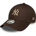verstellbare-braune-damen-cap-mit-gebogenem-schirm-und-beigem-logo-9forty-league-essential-der-new-york-yankees-mlb-von-new-era