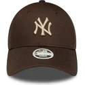 verstellbare-braune-damen-cap-mit-gebogenem-schirm-und-beigem-logo-9forty-league-essential-der-new-york-yankees-mlb-von-new-era