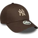 brazowa-regulowana-czapka-z-zakrzywionym-daszkiem-dla-kobiet-z-bezowym-logo-9forty-league-essential-new-york-yankees-mlb-marki-n