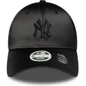 verstellbare-schwarze-damenkappe-mit-gebogenem-schirm-und-schwarzem-logo-9forty-satin-bow-back-der-new-york-yankees-mlb-von-new-