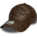 verstellbare-braune-damen-cap-mit-gebogenem-schirm-und-braunem-logo-9twenty-worn-pu-der-new-york-yankees-mlb-von-new-era