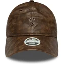brun-justerbar-kurvad-keps-for-kvinnor-med-brunt-9twenty-worn-pu-logo-fran-new-york-yankees-mlb-fran-new-era