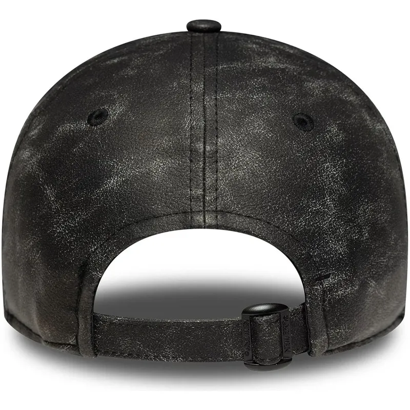 svart-bojd-justerbar-keps-for-dam-med-svart-logotyp-9twenty-worn-pu-fran-new-york-yankees-mlb-av-new-era