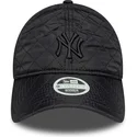 svart-justerbar-bojd-keps-for-kvinnor-med-svart-logotyp-9twenty-padded-av-new-york-yankees-mlb-fran-new-era