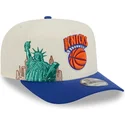 beige-och-bla-snapback-keps-med-bojd-skarm-9fifty-a-frame-precurved-hardwood-classics-new-york-knicks-nba-fran-new-era