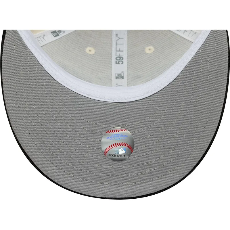 gorra-curva-beige-y-negra-ajustada-59fifty-low-profile-precurved-coops-de-new-york-yankees-mlb-de-new-era