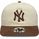 beige-und-braune-verstellbare-curved-cap-9fifty-a-frame-suede-visor-der-new-york-yankees-mlb-von-new-era