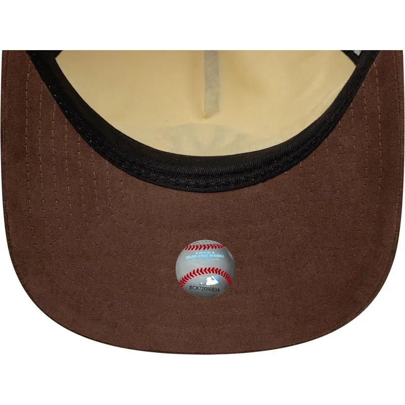 gorra-curva-beige-y-marron-ajustable-9fifty-a-frame-suede-visor-de-new-york-yankees-mlb-de-new-era