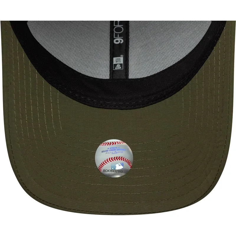 grune-verstellbare-curved-cap-9forty-recycled-midi-der-los-angeles-dodgers-mlb-von-new-era