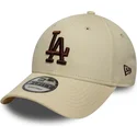 gorra-curva-beige-ajustable-con-logo-marron-9forty-league-essential-de-los-angeles-dodgers-mlb-de-new-era