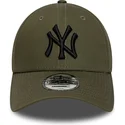gron-justerbar-kurvad-keps-med-svart-logotyp-9forty-league-essential-fran-new-york-yankees-mlb-av-new-era