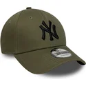 gron-justerbar-kurvad-keps-med-svart-logotyp-9forty-league-essential-fran-new-york-yankees-mlb-av-new-era