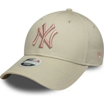 Böjd beige justerbar keps med rosa logotyp för dam 9FORTY League Essential från New York Yankees MLB av New Era