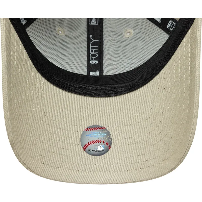 casquette-courbee-beige-ajustable-avec-logo-rose-pour-femme-9forty-league-essential-new-york-yankees-mlb-new-era