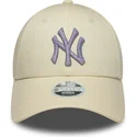 bezowa-regulowana-czapka-z-zakrzywionym-daszkiem-z-fioletowym-logo-dla-kobiet-9forty-metallic-logo-new-york-yankees-mlb-new-era