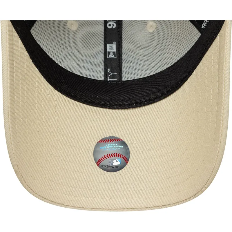 casquette-courbee-beige-ajustable-avec-logo-violet-pour-femme-9forty-metallic-logo-new-york-yankees-mlb-new-era