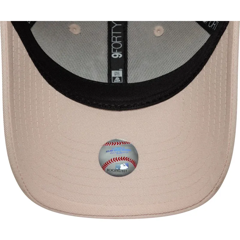 gebogene-rosa-verstellbare-kappe-mit-rosa-logo-fur-damen-9forty-metallic-logo-von-new-york-yankees-mlb-von-new-era