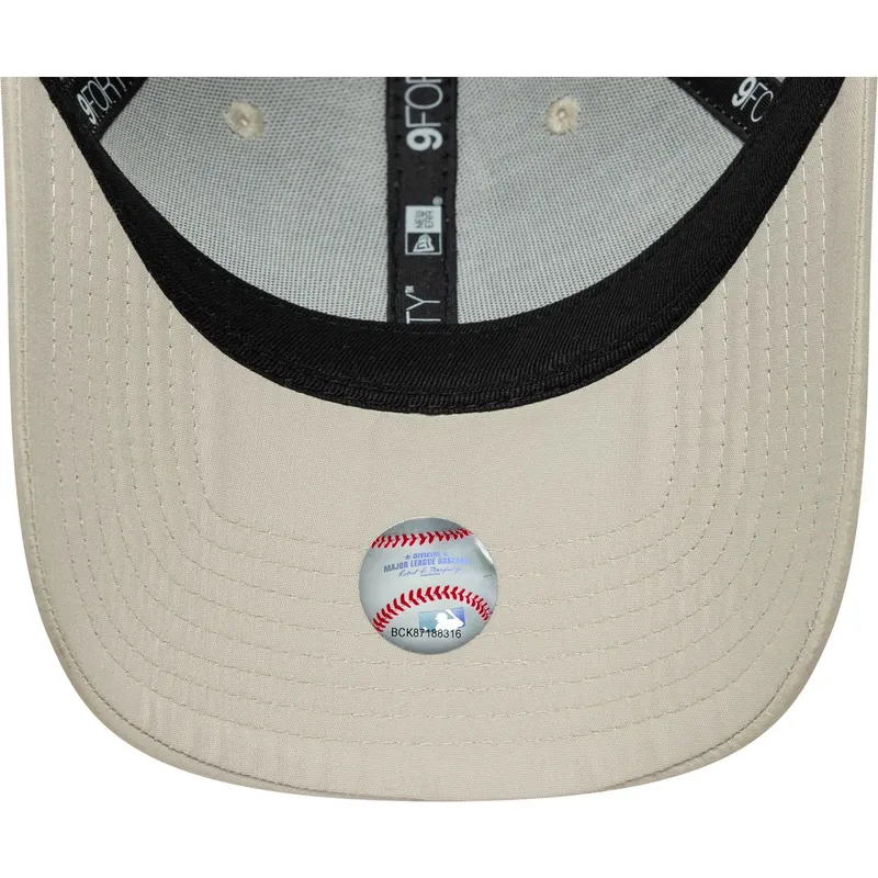 beige-verstellbare-curved-cap-mit-goldenem-logo-fur-damen-9forty-flawless-der-new-york-yankees-mlb-von-new-era