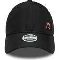 svart-justerbar-kurvad-keps-med-bronslogotyp-for-dam-9forty-flawless-fran-new-york-yankees-mlb-av-new-era
