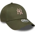 casquette-courbee-verte-ajustable-avec-logo-rose-pour-femme-9forty-league-essential-midi-new-york-yankees-mlb-new-era