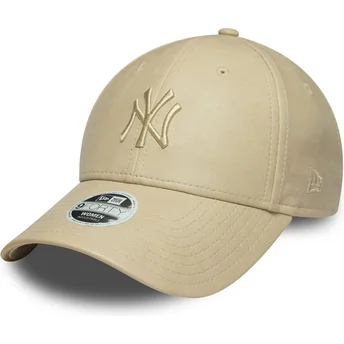 Böjd beige justerbar keps med beige logotyp för dam 9FORTY PU från New York Yankees MLB av New Era