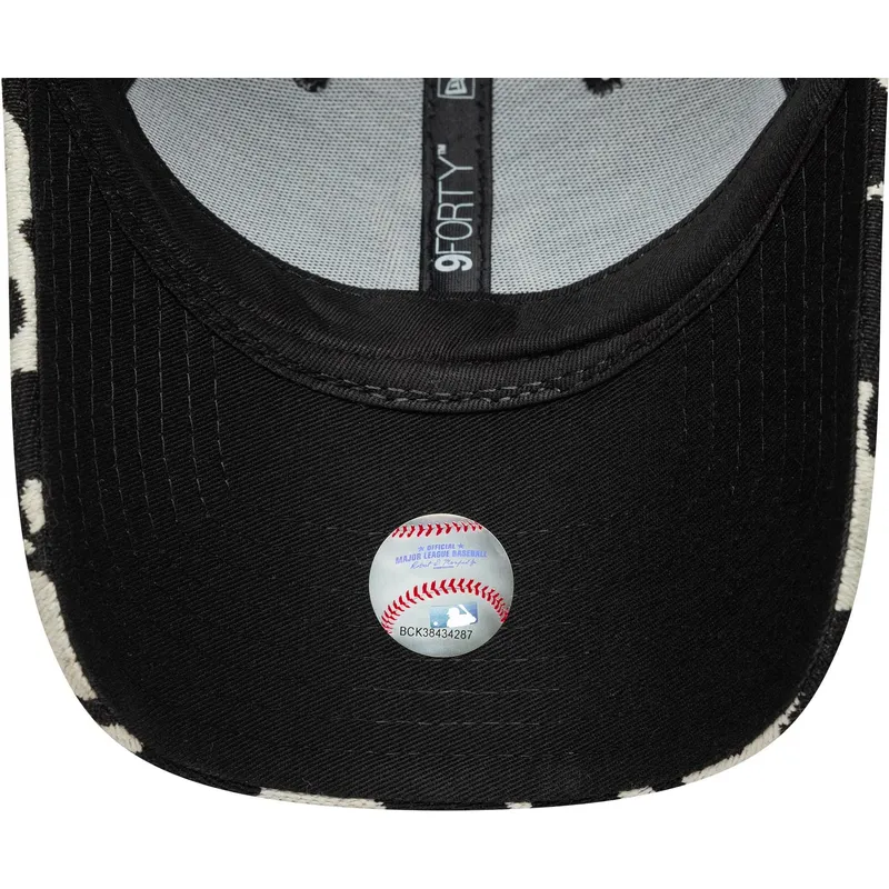 svart-och-vit-justerbar-kurvad-keps-for-dam-9forty-cow-midi-fran-new-york-yankees-mlb-av-new-era
