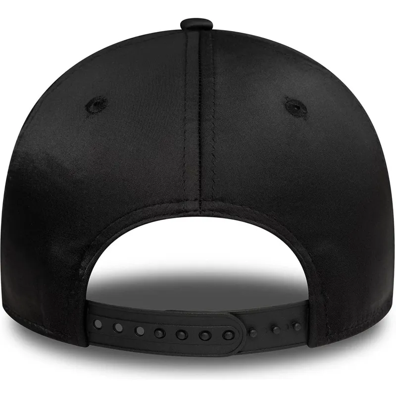 czarna-zakrzywiona-czapka-snapback-z-czarnym-logo-dla-kobiet-9forty-satin-new-york-yankees-mlb-new-era