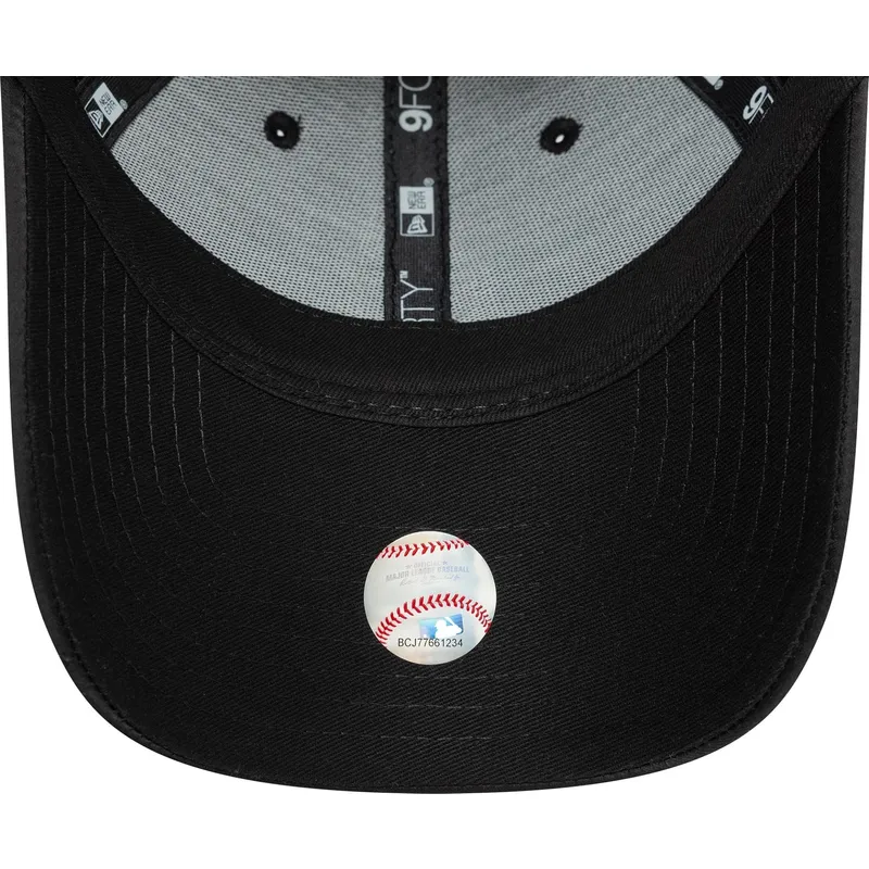 casquette-courbee-noire-snapback-avec-logo-noir-pour-femme-9forty-satin-new-york-yankees-mlb-new-era